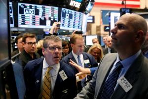 Traders work on the floor of the New York Stock Exchange (NYSE) in New York City, U.S. October 31, 2016.  REUTERS/Brendan McDermid